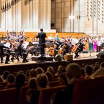 Koncert před zaplněným sálem (Foto: © Tono Balucha, archiv MIRET, z. s.)