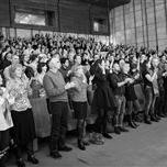 Sboru Čhavorenge aplaudoval ve stoje do posledního místa zaplněný sál Velkého studia Slovenského rozhlasu (Foto: © Tono Balucha, archiv MIRET, z. s.)